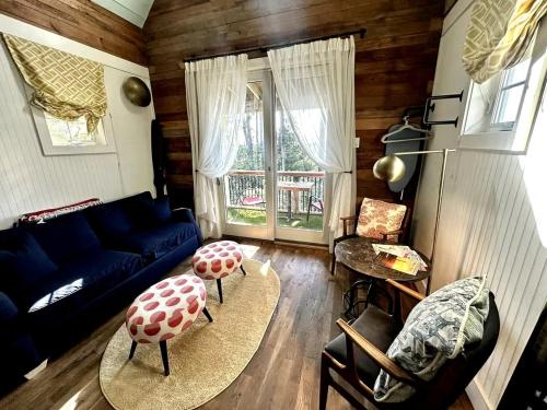 Posezení v ubytování Elevated Cabin in the Trees Perfect for a Weekend Getaway in the Outer Banks, North Carolina