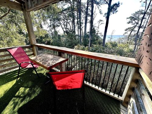 Balkón nebo terasa v ubytování Elevated Cabin in the Trees Perfect for a Weekend Getaway in the Outer Banks, North Carolina