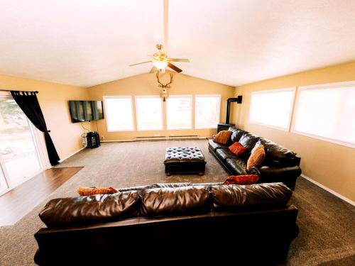 Khu vực ghế ngồi tại Private Family-Friendly Lodge Perfect for Reunions near Rexburg, Idaho