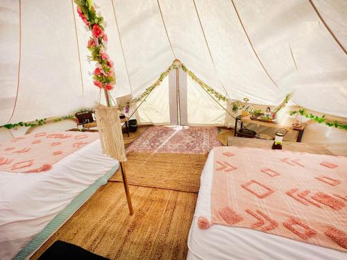 Ένα ή περισσότερα κρεβάτια σε δωμάτιο στο Glamorous California Campsite Retreat with Great Views