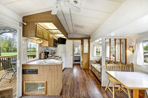 Η κουζίνα ή μικρή κουζίνα στο Fergus Falls Glamping Destination for Memorable Lakeside Family Vacations in Minnesota
