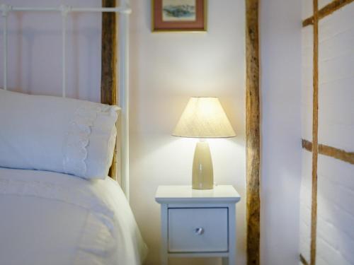 Postel nebo postele na pokoji v ubytování 3 Bed in Whitcombe DC089