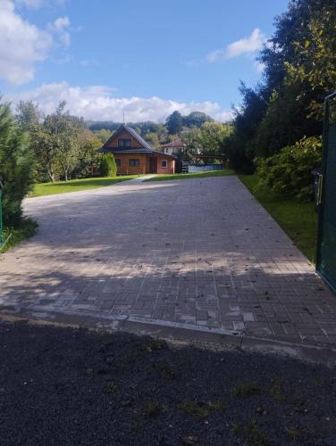 an empty driveway with a house in the background at Chalupa u Vitalky in Klokočí