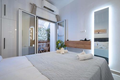 Postel nebo postele na pokoji v ubytování Piraeus Deluxe by the sea