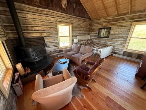 Ruang duduk di Charming Cabin with Pond and Mountain Views near Downtown Ennis, Montana