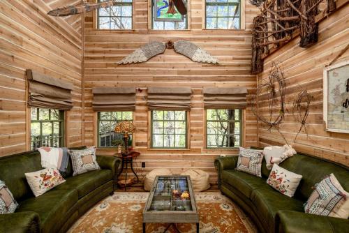 Гостиная зона в Magical Treehouse with Slide by Brazos River for Family Glamping Adventures in Texas