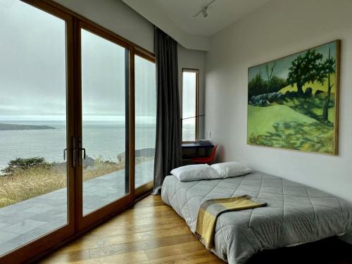 Ένα ή περισσότερα κρεβάτια σε δωμάτιο στο Sky House Boutique Seaside Retreat With Cinema Near Dillon Beach