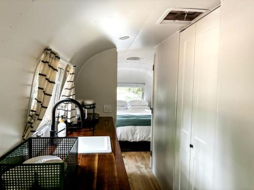 Postel nebo postele na pokoji v ubytování Waterfront, Pet Friendly Airstream near Lake George in the Adirondack, New York