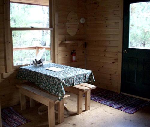 Ένα ή περισσότερα κρεβάτια σε δωμάτιο στο Secluded and Rustic Cabin near the BWCAW in Ely, Minnesota