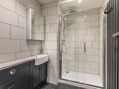 Phòng tắm tại 6 Bed in Westward Ho 47214
