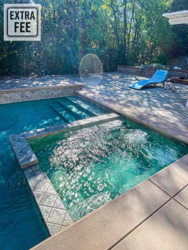 3BR Villa with Serene Poolside Views - CAL1 - HHの敷地内または近くにあるプール