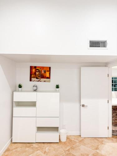 Hidden Hillsにある3BR Villa with Serene Poolside Views - CAL1 - HHのギャラリーの写真