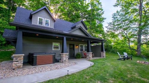 Κήπος έξω από το Sweet Private Cabin with Jacuzzi and Fire Pit in Ohio