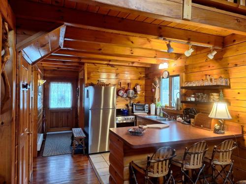 Dapur atau dapur kecil di Charming Creekside Log Cabin with Wood Burning Stove Overlooking the Neshannock Creek, Western PA
