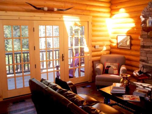 a living room with a couch and chairs in a cabin at Family-Friendly Log Cabin Rental in California's Gold Country near Sacramento in Barton