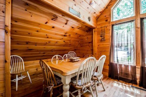 Fotografie z fotogalerie ubytování Gorgeous Cabin with Pool Table, Fire Pit and Hot-tub in Cleveland, Georgia v destinaci Kinseytown