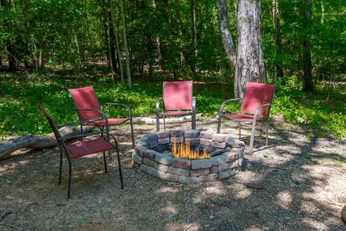 Fotografie z fotogalerie ubytování Gorgeous Cabin with Pool Table, Fire Pit and Hot-tub in Cleveland, Georgia v destinaci Kinseytown