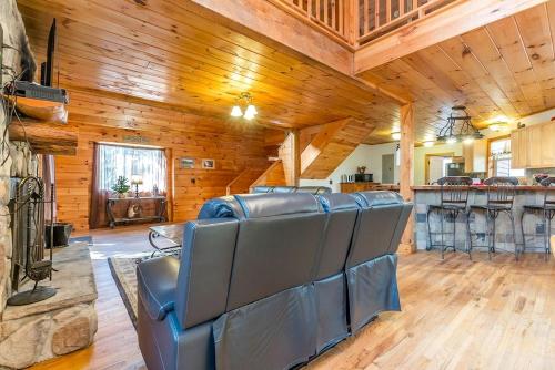 Posezení v ubytování Gorgeous Cabin with Pool Table, Fire Pit and Hot-tub in Cleveland, Georgia