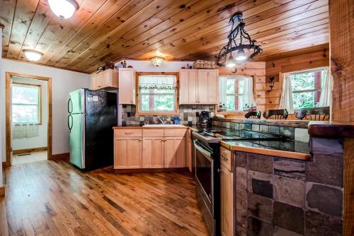 Kuchyň nebo kuchyňský kout v ubytování Gorgeous Cabin with Pool Table, Fire Pit and Hot-tub in Cleveland, Georgia
