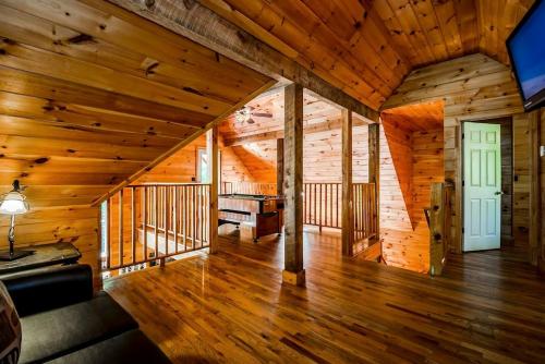Fotografie z fotogalerie ubytování Gorgeous Cabin with Pool Table, Fire Pit and Hot-tub in Cleveland, Georgia v destinaci Kinseytown