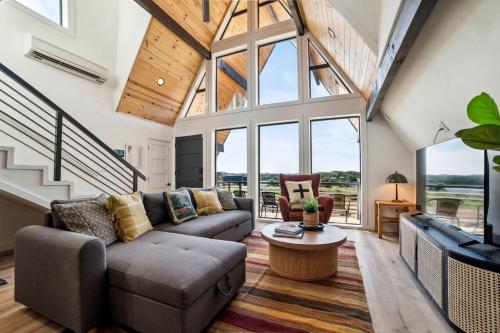 una sala de estar con un sofá y una mesa en Elegant Modern A-Frame Surrounded by Nature in Texas, en Fourth Crossing