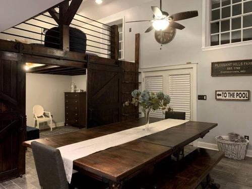 una sala da pranzo con tavolo e letto a soppalco di Sweet Chic Farm Cottage with Pool, Hot-Tub and Beautiful Sunsets in Maryland a Seneca Highlands