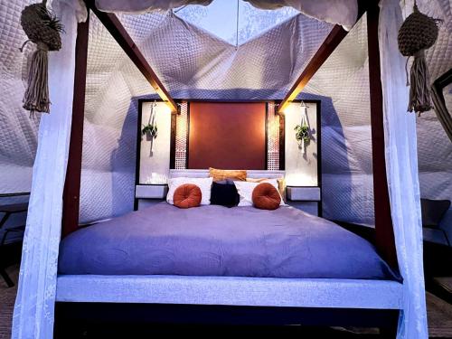 Postel nebo postele na pokoji v ubytování Luxurious Rustic Dome with Private Deck and Picnic Table in California