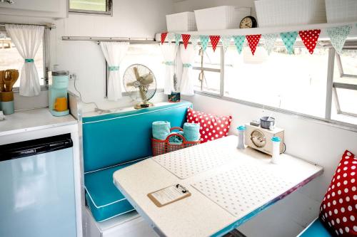 eine kleine Küche mit einem Tisch in einem Wohnwagen in der Unterkunft Dream Glamping at Adult-Only Vintage Camper Destination in Franklin, North Carolina in Franklin