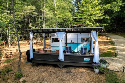 ein kleines Haus mit einer Veranda und einem Pool in der Unterkunft Dream Glamping at Adult-Only Vintage Camper Destination in Franklin, North Carolina in Franklin