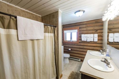 Ένα μπάνιο στο Secluded Cabin Rental for a Peaceful Vacation in Montana