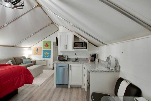 Nhà bếp/bếp nhỏ tại Lovely Glamping Tent with Amazing Equipped Indoor and Outdoor in Alabama
