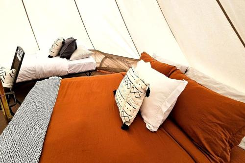 Giường trong phòng chung tại Beautiful Glamping Tent for an Unforgettable Family Escape near Canyonlands National Park in Moab, Utah