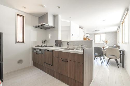 Kuchyň nebo kuchyňský kout v ubytování Brand New Shinjuku House 3BR 6pax only 4min to Station