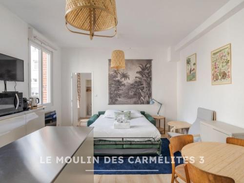 a living room with a bed and a kitchen at Les Carmélites - Appartements dans l'hyper-centre de Rennes in Rennes