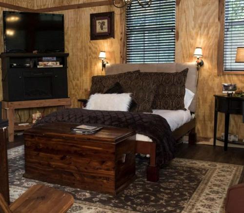 a living room with a couch and a tv at Lovely Weekend Getaway Rental near Edgar Evins State Park in Tennessee in Gordonsville