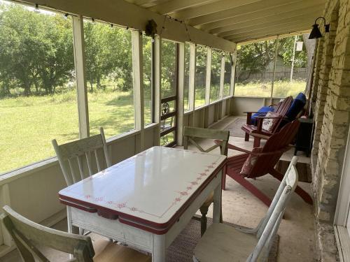 Μπαλκόνι ή βεράντα στο Wonderful Riverside Retreat in Wimberley, Texas, for Glorious Glamping Getaways