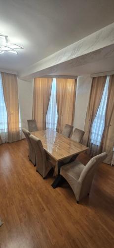 a large wooden table with chairs in a room at Stan na dan Kraljica in Bosanski Šamac