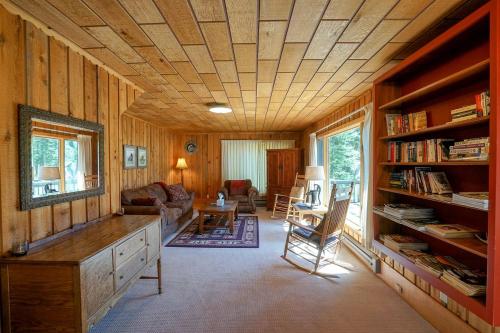 Χώρος καθιστικού στο Charming Riverside Cabin with Deck Overlooking Madison River near Three Dollar Bridge in McAllister, Montana
