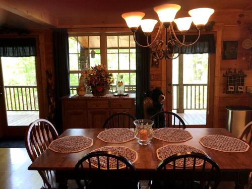 Fotografie z fotogalerie ubytování Secluded Cabin Rental with Panoramic Smoky Mountain Views in Murphy, North Carolina v destinaci Brasstown