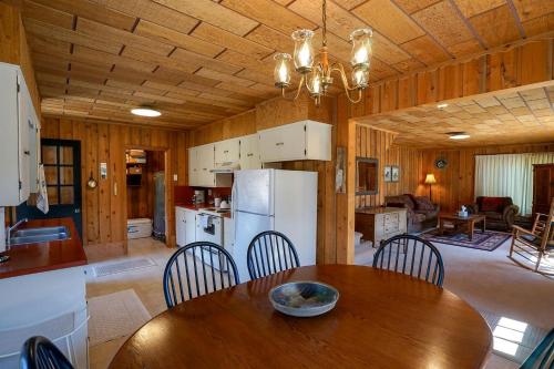 Χώρος καθιστικού στο Charming Riverside Cabin with Deck Overlooking Madison River near Three Dollar Bridge in McAllister, Montana