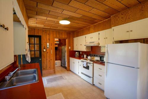 Η κουζίνα ή μικρή κουζίνα στο Charming Riverside Cabin with Deck Overlooking Madison River near Three Dollar Bridge in McAllister, Montana