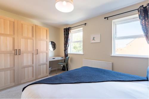 a bedroom with a bed and a desk and a window at Beverley 2 bedroom Central Home Garden Parking in Beverley