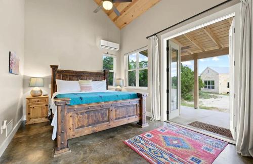 Ένα ή περισσότερα κρεβάτια σε δωμάτιο στο Cozy Hill Country Cottage Rental for Romantic Weekend Getaways from Austin