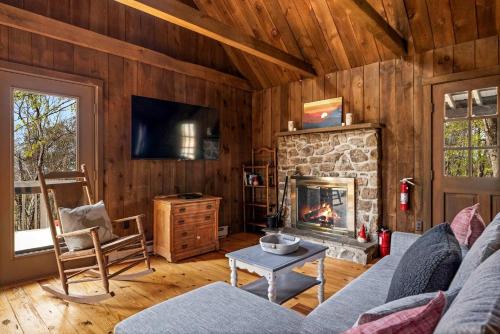 Televisyen dan/atau pusat hiburan di Vibrant Woodland Cabin Sanctuary near Great Cacapon River in West Virginia