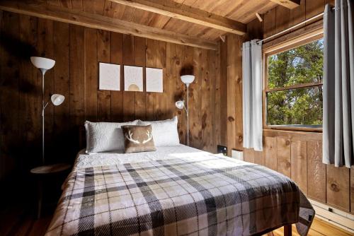 Katil atau katil-katil dalam bilik di Vibrant Woodland Cabin Sanctuary near Great Cacapon River in West Virginia