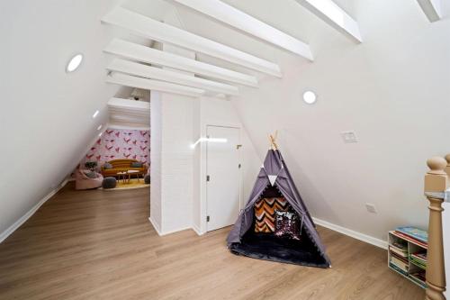 Ein Bett oder Betten in einem Zimmer der Unterkunft Riverfront A-Frame Retreat with Hot-Tub, Fire Pit and Dock in Maryland
