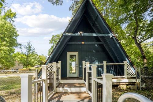 Ein Garten an der Unterkunft Riverfront A-Frame Retreat with Hot-Tub, Fire Pit and Dock in Maryland