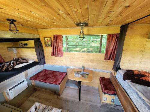 OwentonCozy Tiny House on Working Farm, for Fun Glamping Trips in Kentucky的一个小房子里房间的景色