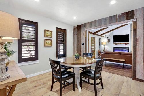 Μια τηλεόραση ή/και κέντρο ψυχαγωγίας στο Luxurious Rental with Private Yard and BBQ in Wimberley, Texas