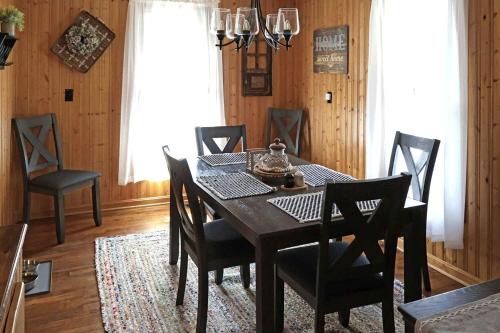 a dining room with a table and chairs at Cozy Mountain Cabin with Hot Tub & Scenic Views in Stanley, Virginia in Marksville